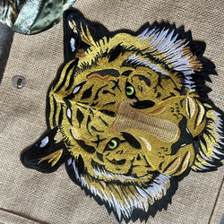 1点物❤️刺繍タイガーとデッドストックスカーフのジュートバッグ♡エコバッグ かごカゴ A4 虎柄とらトラワッペン一点もの 6枚目の画像