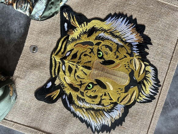 1点物❤️刺繍タイガーとデッドストックスカーフのジュートバッグ♡エコバッグ かごカゴ A4 虎柄とらトラワッペン一点もの 6枚目の画像