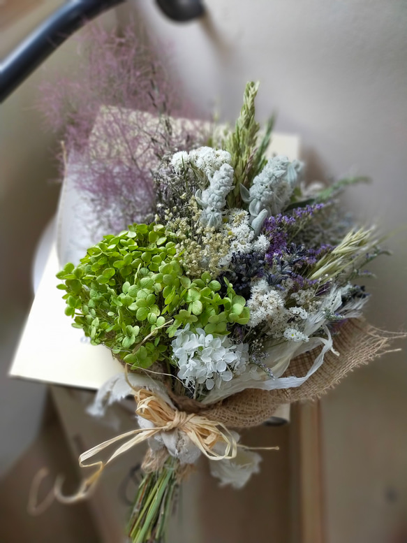 紫陽花アナベルとスモークツリーと夏草のドライフラワースワッグ 2枚目の画像