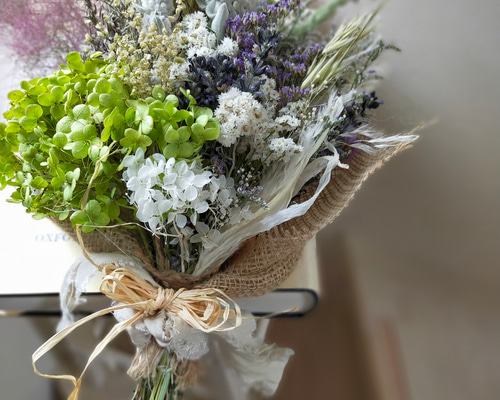 ハルスモークツリーと白い紫陽花とパンパスグラスのドライフラワースワッグ ハルスモークツリーと白い紫陽花とパンパスグラスのドライ