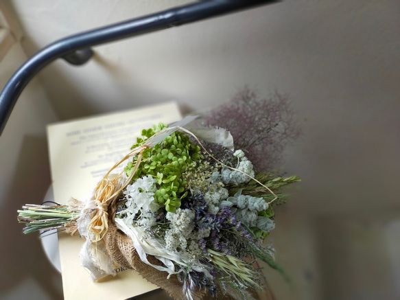 紫陽花アナベルとスモークツリーと夏草のドライフラワースワッグ 5枚目の画像
