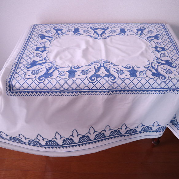 フランスの手仕事/フォークロアなお花の白抜き手刺繍 大判サイズのテーブルクロス　(ヴィンテージ シャビーシック） 2枚目の画像