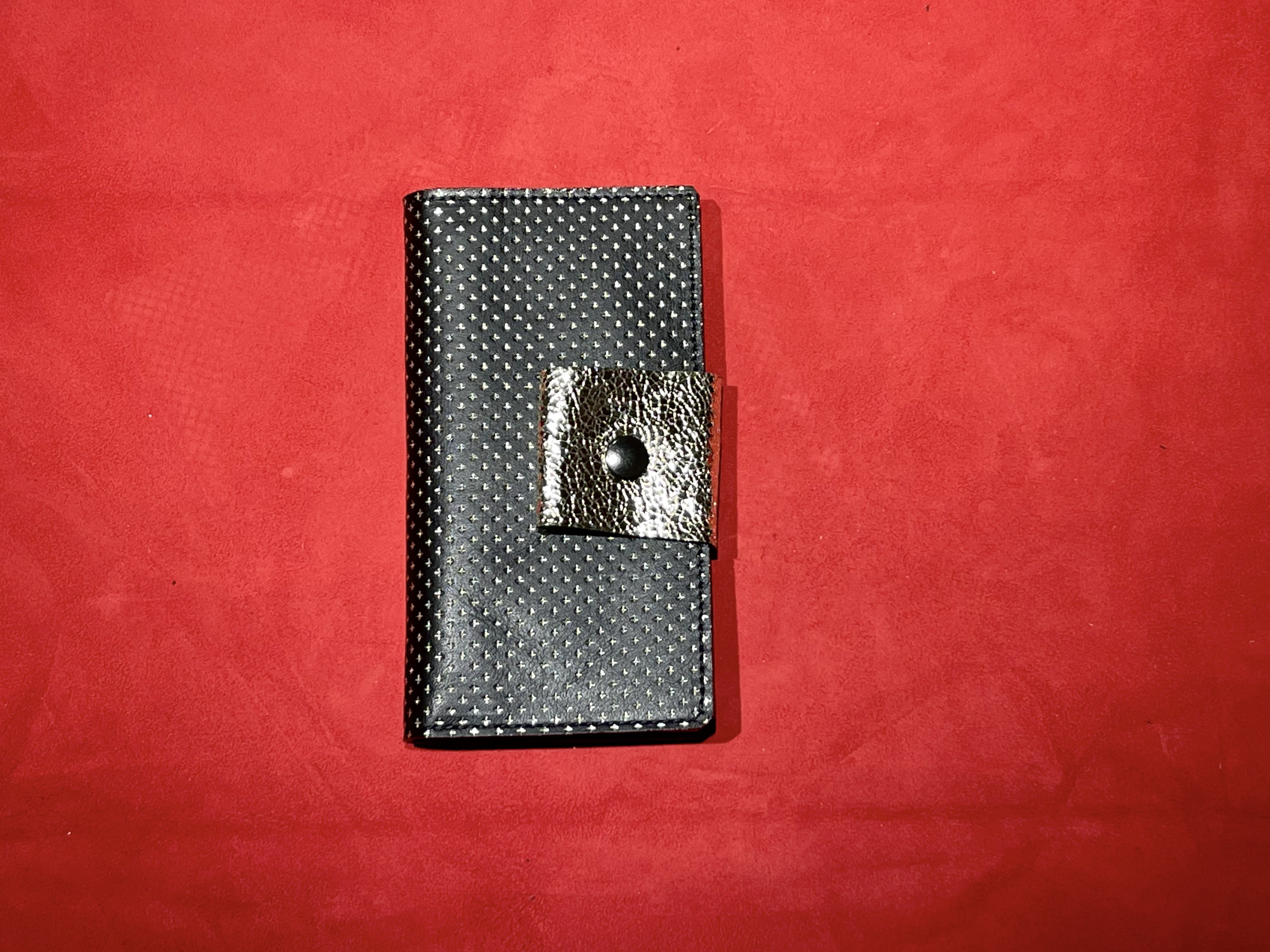 わぐっiPhone13 スマホケース　【革　皮　レザー　手帳型　ボタン留め　個性  　和 】