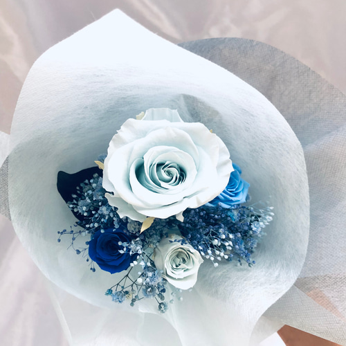 ベビーブルーローズとミニ薔薇とかすみ草のふんわり花束 ベビーブルーローズとミニ薔薇とかすみ草のふんわり花束