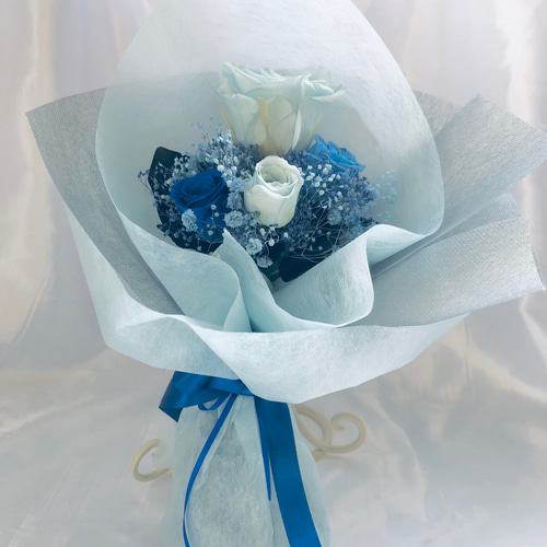 ベビーブルーローズとミニ薔薇とかすみ草のふんわり花束（プリザーブド