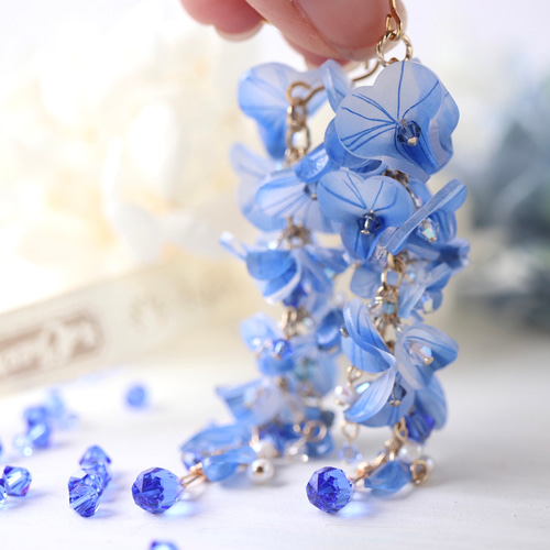 青い藤の花のピアス／イヤリング ピアス（フック・チェーン