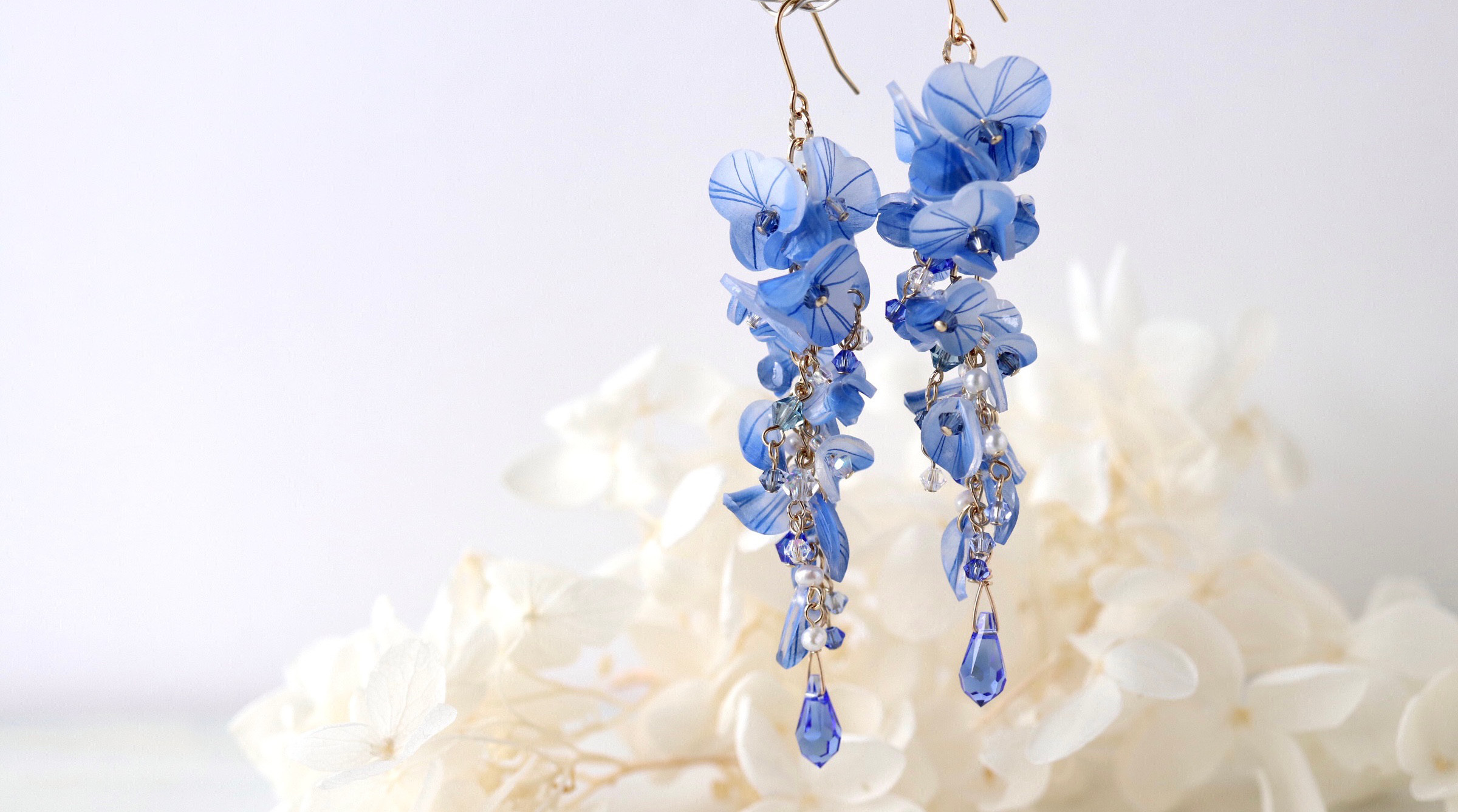 青い藤の花のピアス／イヤリング