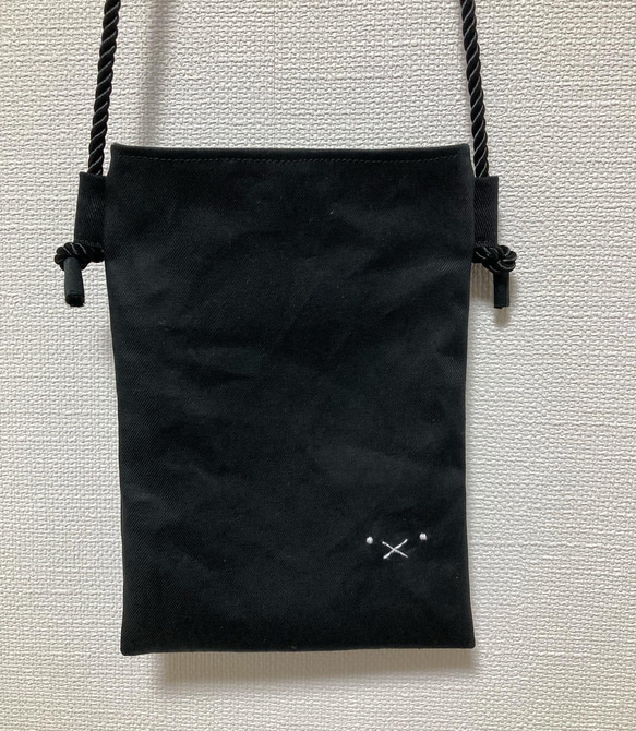 毎日のお出かけに❤️刺繍のお顔付き　スマホポシェット　サコッシュ　ショルダーバッグ　携帯ポーチ 2枚目の画像