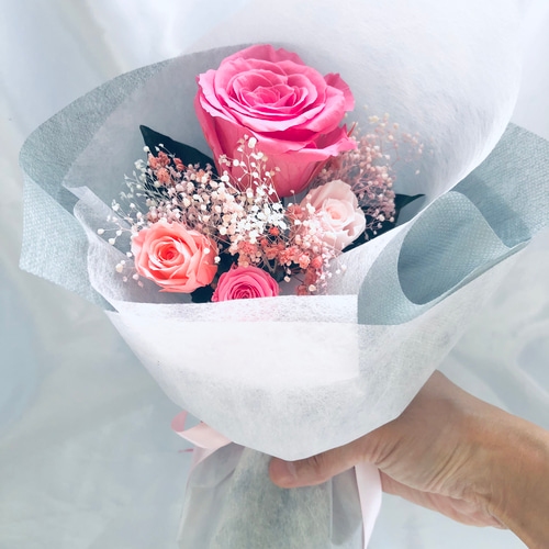 ピンクローズとミニ薔薇とかすみ草のふんわり花束（プリザーブド