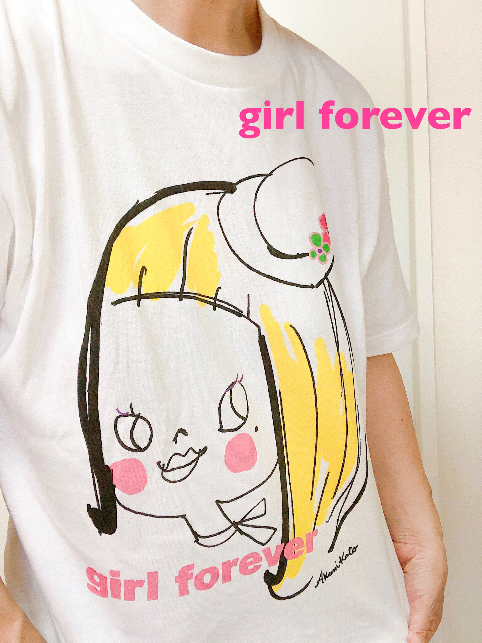 白い帽子のgirl（ホワイト）/自分を表現するあなたへ。大人かわいいgirlちゃんコットンTシャツ
