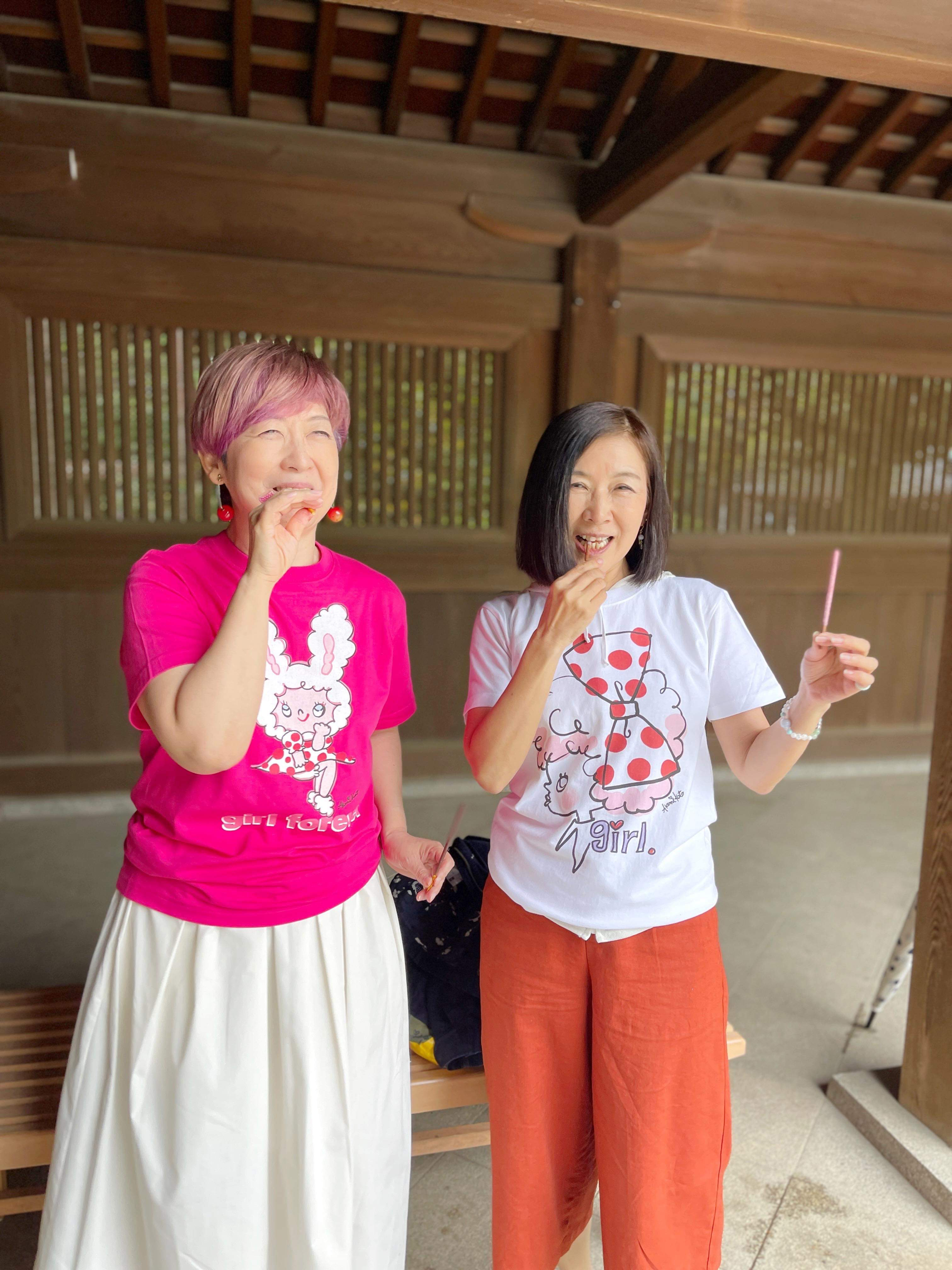 白い帽子のgirl（ホワイト）/自分を表現するあなたへ。大人かわいいgirlちゃんコットンTシャツ