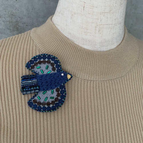 ビーズ刺繍 鳥 ブローチ 北欧 青い鳥 ネイビー 紺 バード 木目