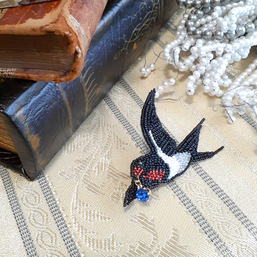 つばめブローチ *オートクチュールビーズ刺繍 ブローチ うたの つばめブローチ *オートクチュールビーズ刺繍 ブローチ うたの