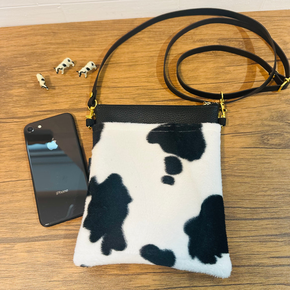 牛柄ファー×ブラック合皮の大きめスマホショルダー［183］ スマホ