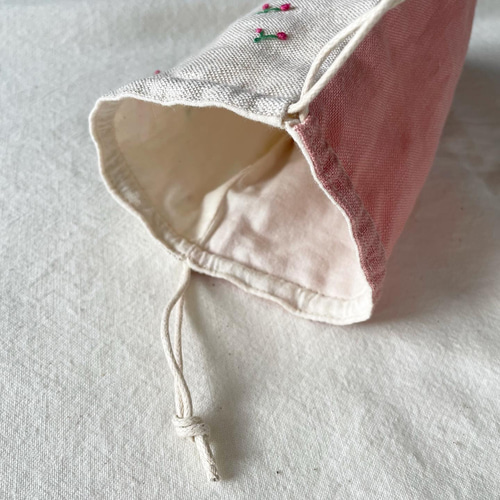 ハンドメイド✳︎ マチあり巾着　さくらんぼ刺繍　くすみピンク ハンドメイド✳︎ マチあり巾着 さくらんぼ刺繍 くすみピンク
