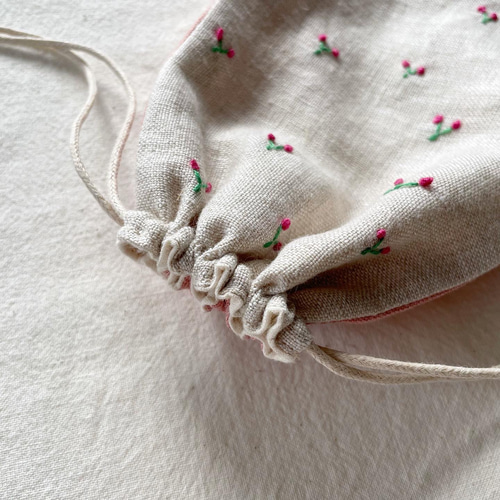 専用★ラスト✳︎ハンドメイド✳︎ 巾着　リネン生地　さくらんぼ刺繍 さくらんぼ刺繍の巾着 | ひなぎく