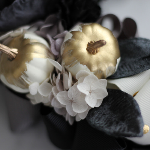 大人シックなハロウィンリース  白いかぼちゃ  ハンドメイド フラワーリース 大人シックなハロウィンリース 白いかぼちゃ ハンドメイド