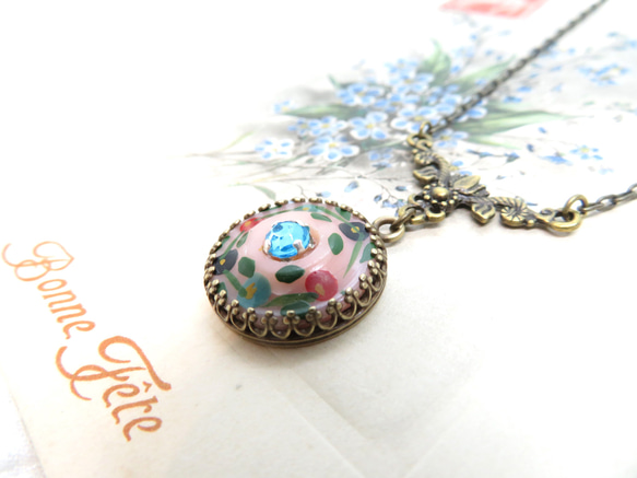 ＊一点もの＊チェコヴィンテージボタン・ピンクのお花とブルーラインストーンのネックレス 3枚目の画像