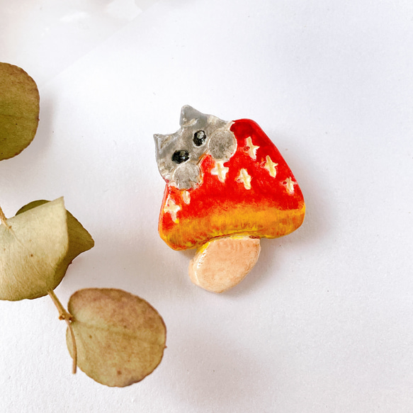 キノコと猫のブローチ　レッド 3枚目の画像