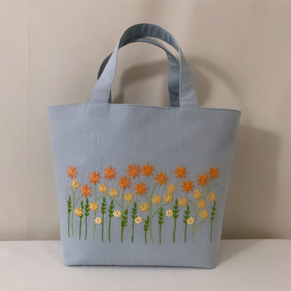 【B5大サイズ】草花手刺繍･綿麻トートバッグ   ペールブルー【くが屋】 1枚目の画像