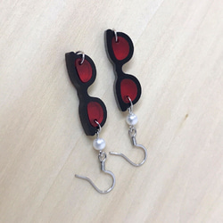 black frame eyeglasses  sunglasses earring with lenses 第8張的照片