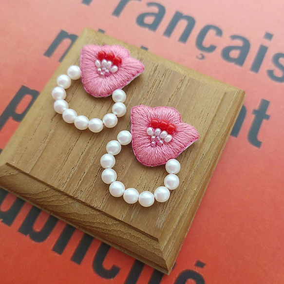刺繍のお花の首飾りピアス／イヤリング〈ピンク〉 1枚目の画像