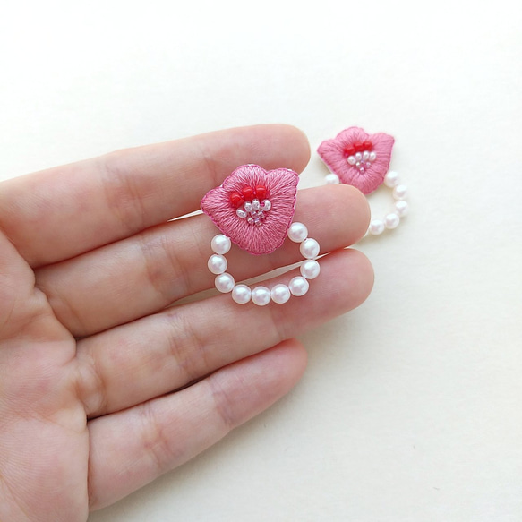刺繍のお花の首飾りピアス／イヤリング〈ピンク〉 4枚目の画像