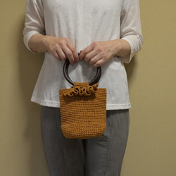 「フリルがかわいいミニバッグ」　手編み　コットン素材 4枚目の画像