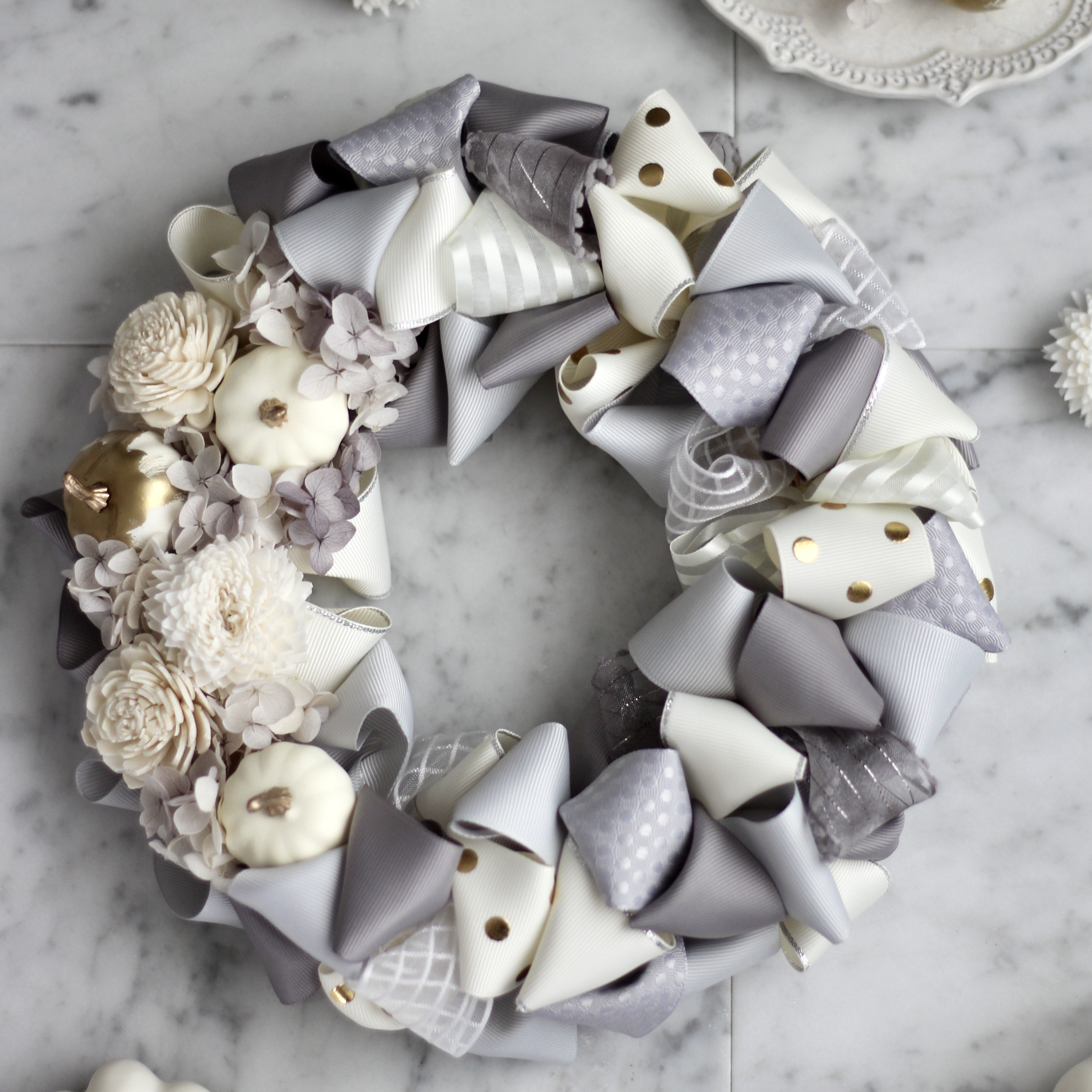 ホワイトパンプキンのアイボリー系ハロウィン造花リース