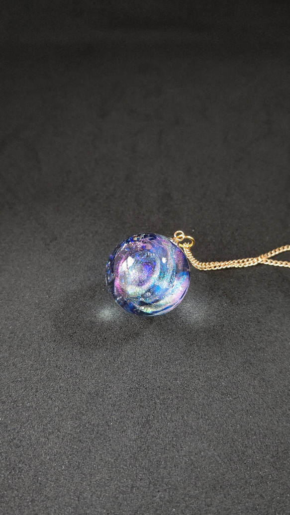 カラフルな渦が輝く宇宙玉レジンの球体ネックレス 2枚目の画像