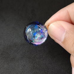 カラフルな渦が輝く宇宙玉レジンの球体ネックレス 4枚目の画像