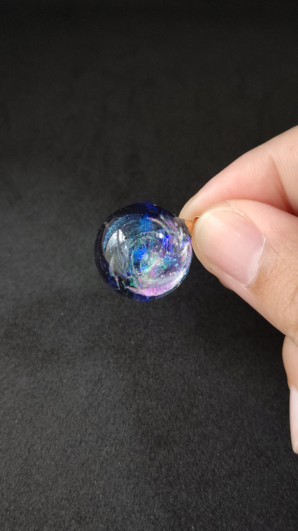 カラフルな渦が輝く宇宙玉レジンの球体ネックレス 4枚目の画像