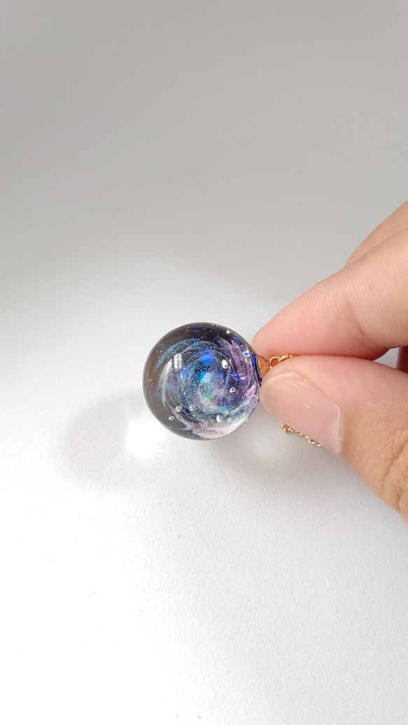 カラフルな渦が輝く宇宙玉レジンの球体ネックレス 11枚目の画像
