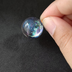 カラフルな渦が輝く宇宙玉レジンの球体ネックレス 5枚目の画像