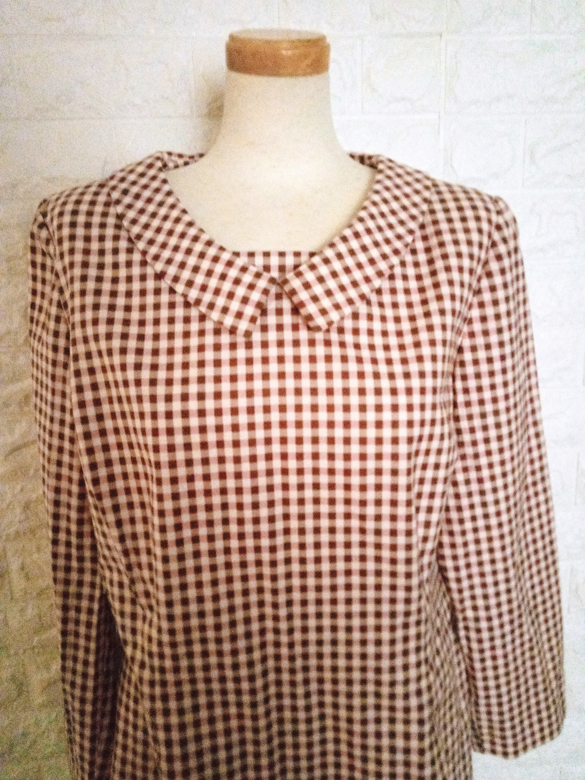 ブラウンとピンクの 格子で オーバーブラウス 大きめ サイズ　コンシィール