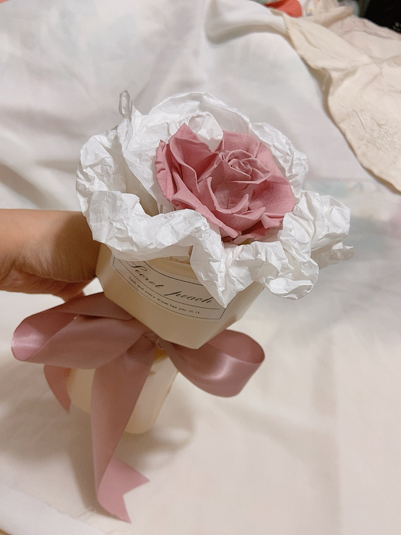 玫瑰奶茶 ☕️ 單朵永生花花束 小花束 圓形花束 第6張的照片