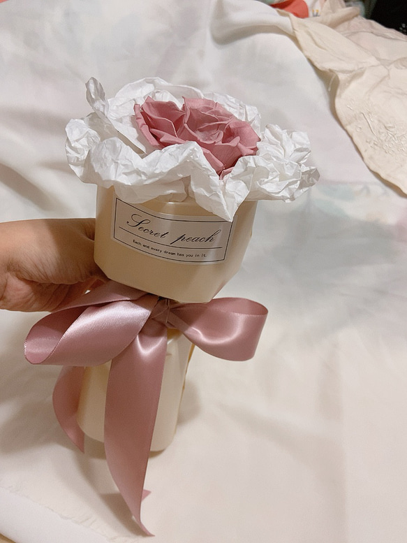 玫瑰奶茶 ☕️ 單朵永生花花束 小花束 圓形花束 第5張的照片