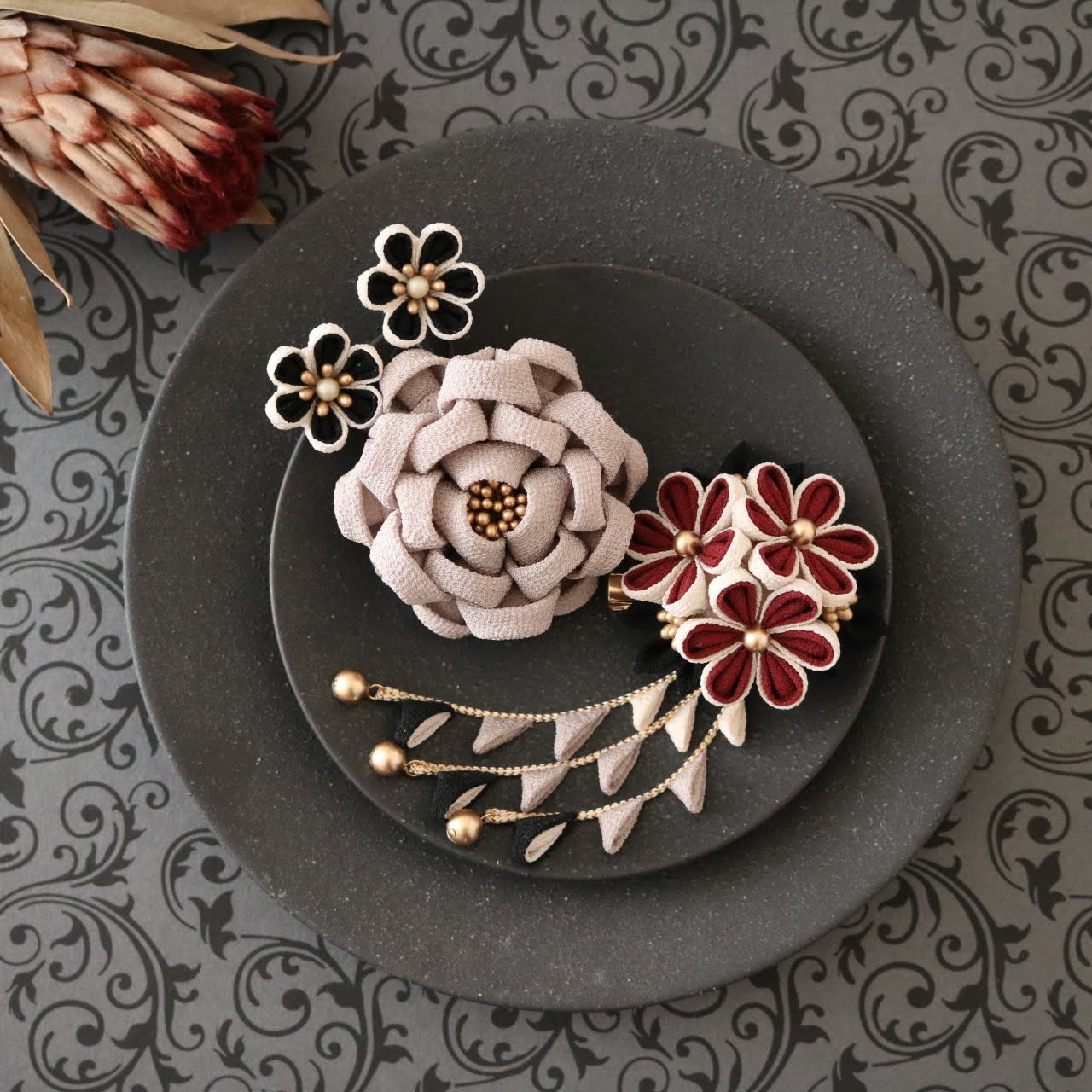 グレージュ＊カメリア簪セット/つまみ細工の髪飾り/成人式の振袖・卒業式の袴・浴衣にも