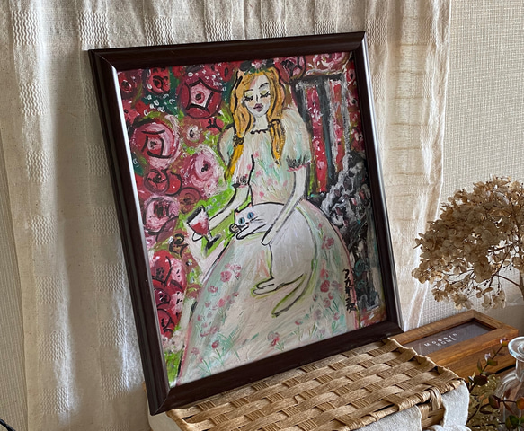 絵画 。壁掛け絵【美しい赤いバラ園でワインを飲みながら白い猫を抱いている少女】 5枚目の画像