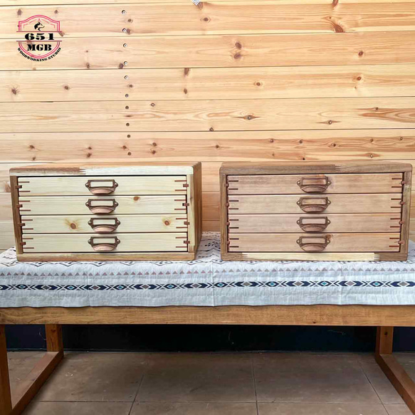 受注製作◆お洒落な組接ぎキー模様で作るレトロな4段引出レターケース◆A4クリアファイルが入る仕様 ^_^ 45度の留め切りでかんざし加工 吊り桟仕様で出し入れもスムーズです 吊り桟のレール及びかんざしに使っている木は ブラックチェリーを使っています