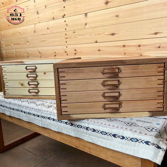 受注製作◆お洒落な組接ぎキー模様で作るレトロな4段引出レターケース◆A4クリアファイルが入る仕様 ^_^ 45度の留め切りでかんざし加工 吊り桟仕様で出し入れもスムーズです 吊り桟のレール及びかんざしに使っている木は ブラックチェリーを使っています