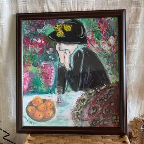 絵画 。壁掛け絵原画手描き【部屋の中で花瓶を片付ける少女と