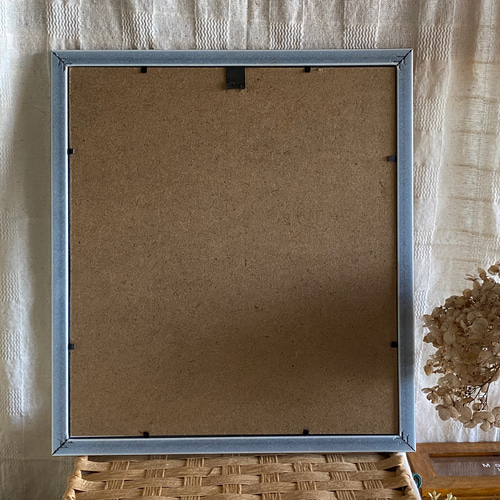 絵画 。壁掛け絵原画【部屋の中で花瓶を片付ける少女と楽しく