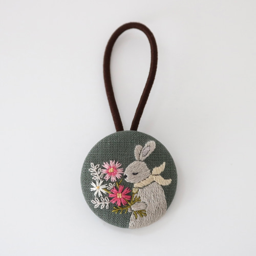 コスモスを摘むうさぎ 手刺繍ヘアゴム ヘアゴム Chalet de Pon 通販