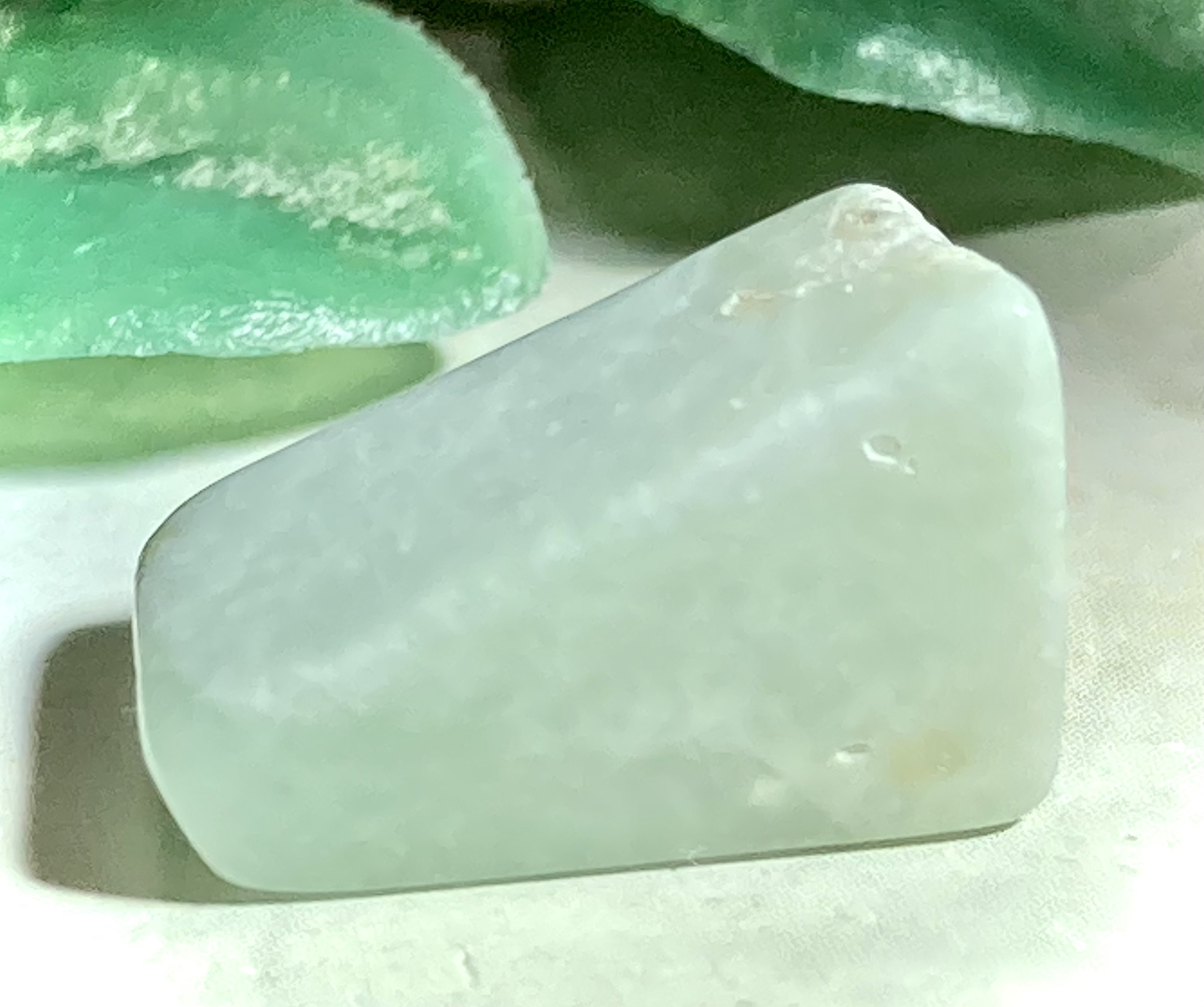 【専用品】　糸魚川翡翠　インペリアルジェダイト　翡翠　原石　93.7ｇ 糸魚川 ✨ 翡翠 原石 ジェダイド タンブル 天然石 東洋占星術師