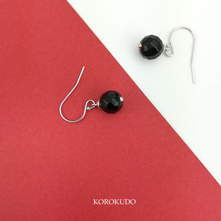 やさしくきらめくオニキス・ピアス