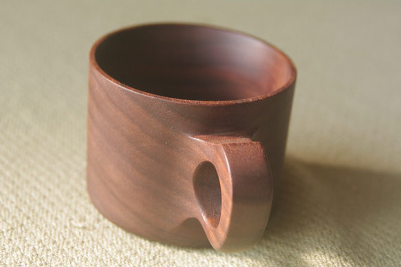 無垢の木のマグカップ(ウォルナット) 2枚目の画像