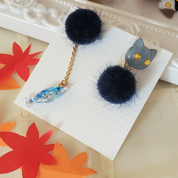 さんまとニャンコのピアス☆グレー猫☆猫ピアス　ファーボール☆もふもふ　キラキラ✨秋冬 2枚目の画像