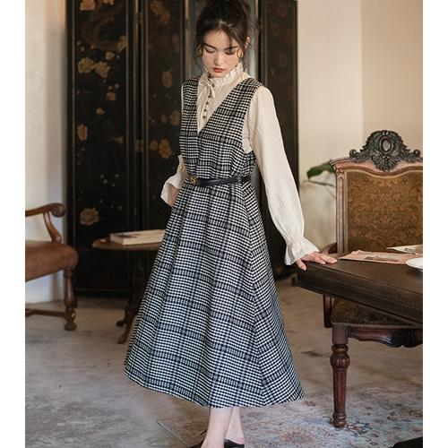 着こなし次第でロングシーズン活躍する チェック柄 ジャンパースカート