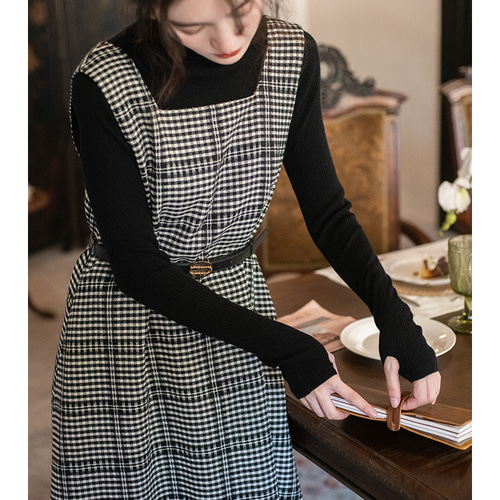 着こなし次第でロングシーズン活躍する チェック柄 ジャンパースカート